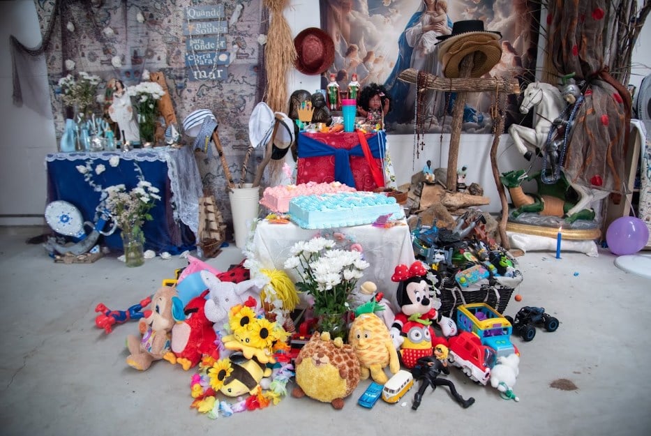 Altar preparado com oferendas para os Erês